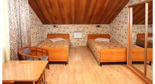 Гостиница «Монро» Артем Стандартный двухместный номер с 2 отдельными кроватями-3